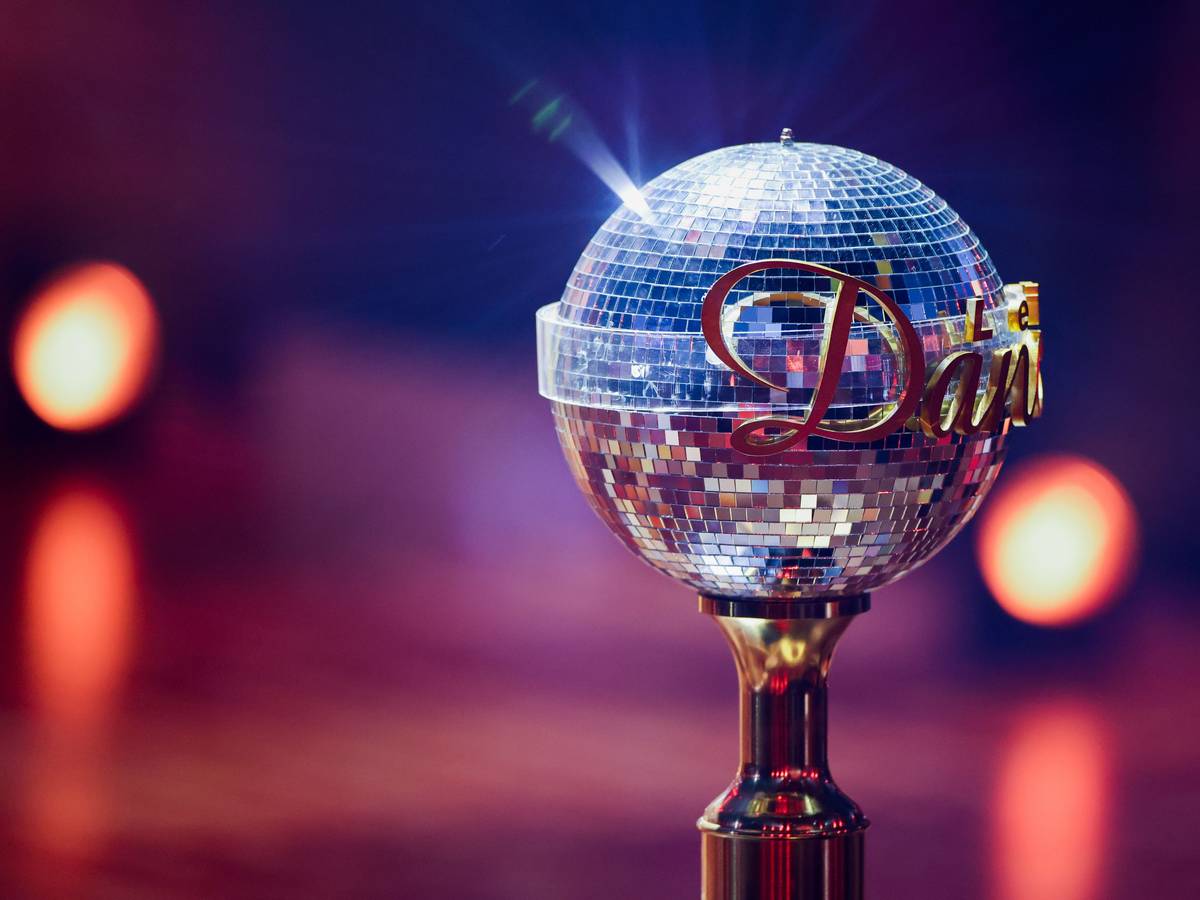 Der Siegerpokal steht in der RTL-Tanzshow „Let's Dance“ im Coloneum, hier im Mai 2022 in Köln.