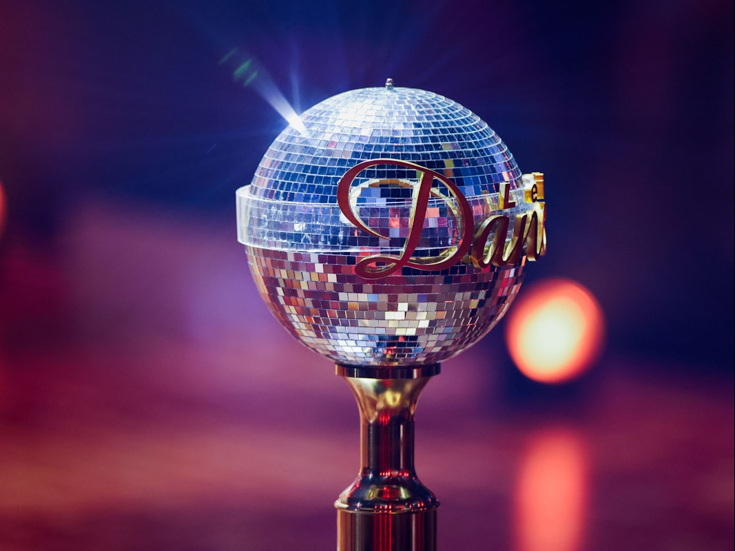 Der Siegerpokal steht in der RTL-Tanzshow „Let's Dance“ im Coloneum, hier im Mai 2022 in Köln.