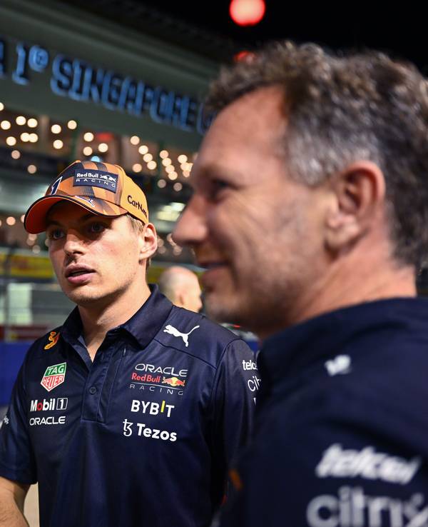 Red-Bull-Designer Adrian Newey (l.), Max Verstappen (M.) und Teamchef Christian Horner stehen nebeneinander in der Boxengasse.