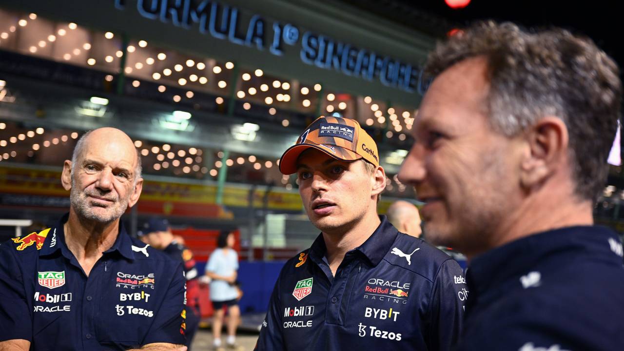 Red-Bull-Designer Adrian Newey (l.), Max Verstappen (M.) und Teamchef Christian Horner stehen nebeneinander in der Boxengasse.