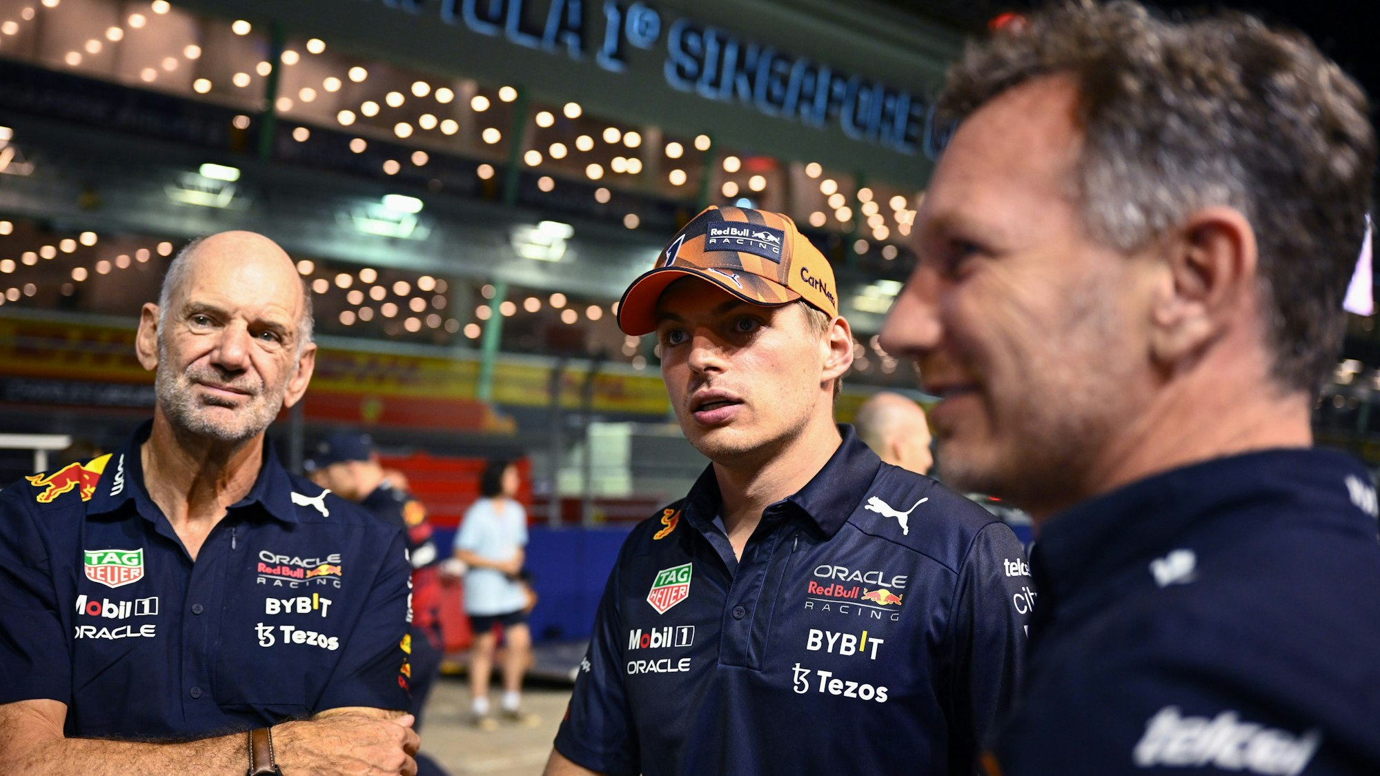 Max Verstappen mit Christian Horner (r.) und Adrian Newey (l.).