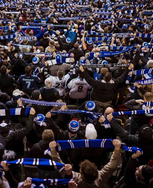 Fans des Hamburger SV halten beim Auswärtsspiel in Düsseldorf ihre Schals in die Höhe.