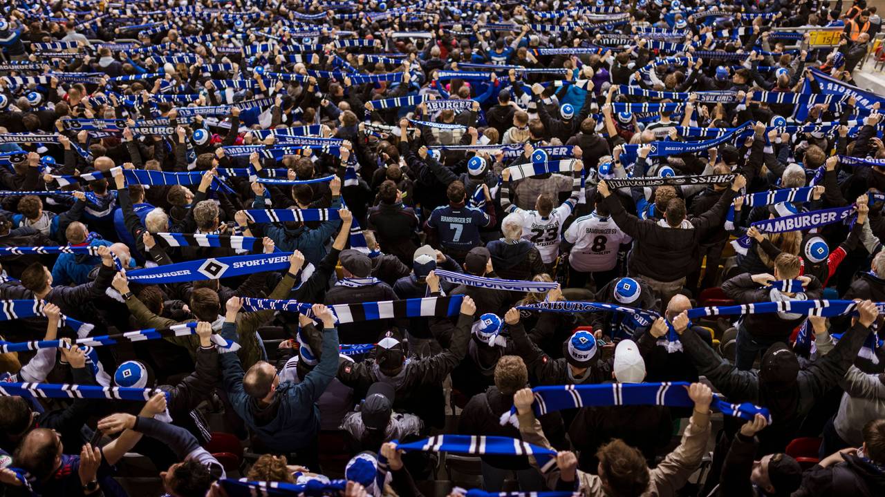 Fans des Hamburger SV halten beim Auswärtsspiel in Düsseldorf ihre Schals in die Höhe.