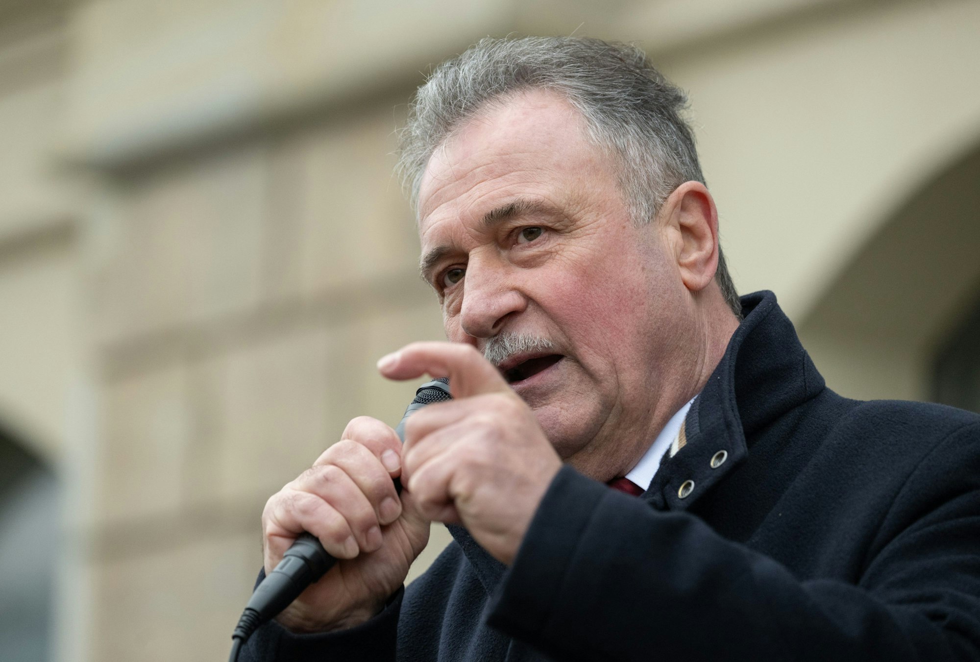 Claus Weselsky, Vorsitzender der Gewerkschaft Deutscher Lokomotivführer (GDL), spricht bei einer Kundgebung vor dem Hauptbahnhof zu GDL-Mitgliedern.