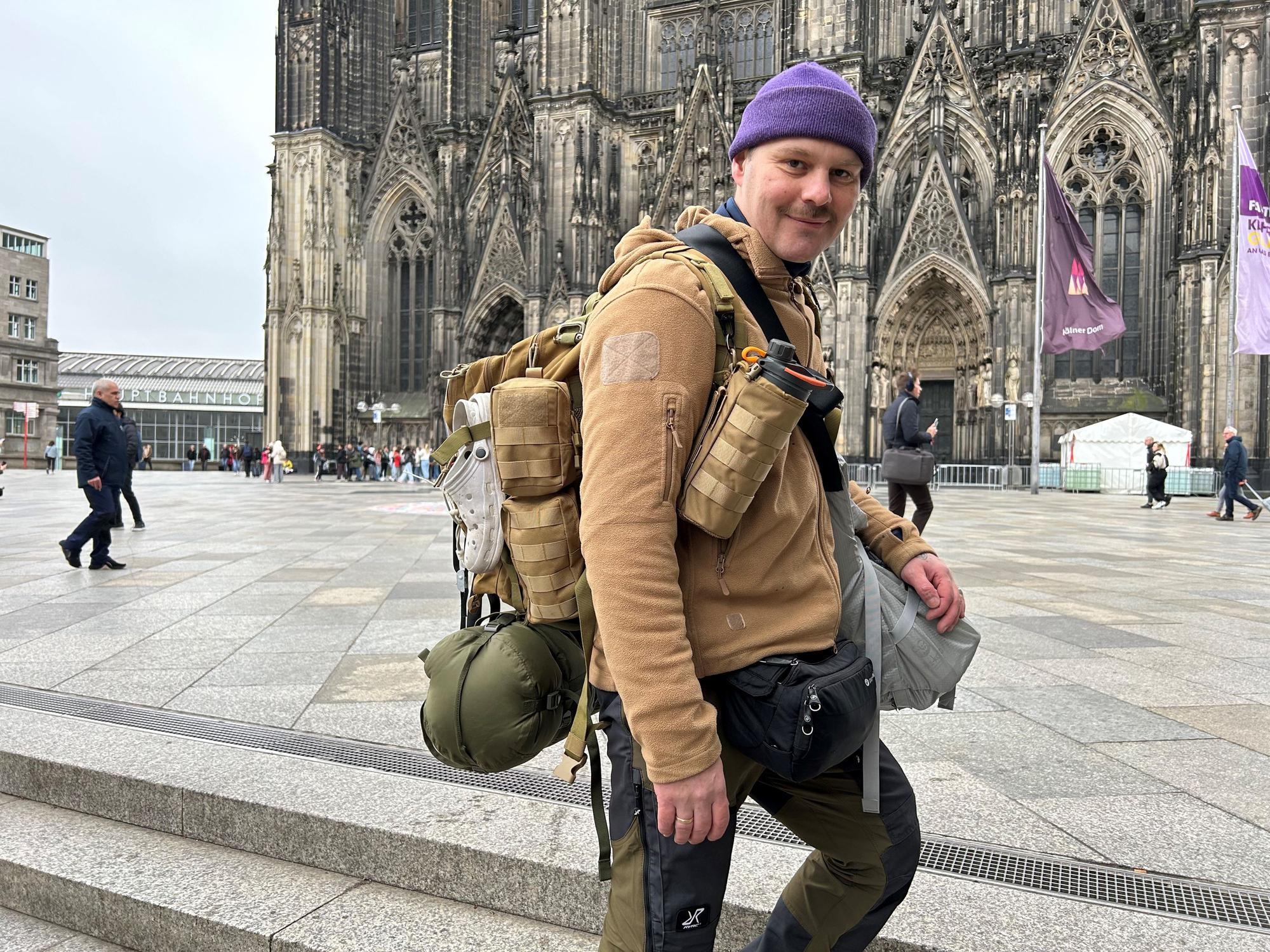 Tobias Nied vor dem Kölner Dom.