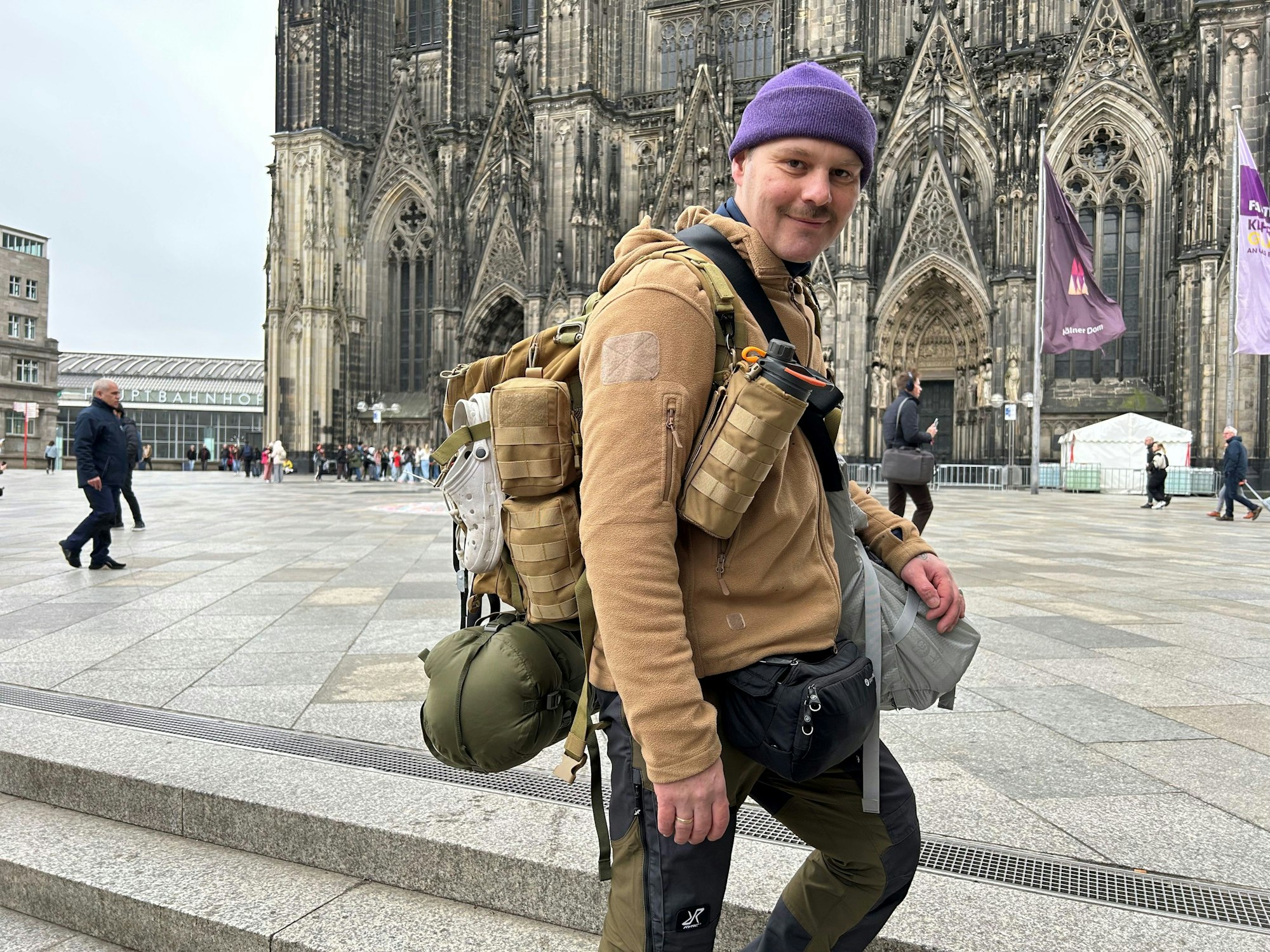 Tobias Nied vor dem Kölner Dom.