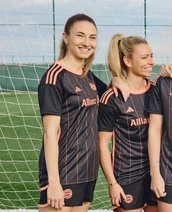 Die Spielerinnen des FC Bayern präsentieren gemeinsam mit Topmodel Lena Gercke (3.v.r.) ihr erstes eigenes Trikot-Design.