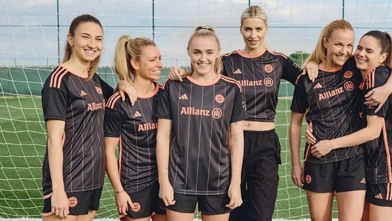 Die Spielerinnen des FC Bayern präsentieren gemeinsam mit Topmodel Lena Gercke (3.v.r.) ihr erstes eigenes Trikot-Design.