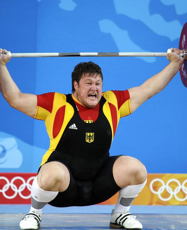Matthias Steiner stemmt bei den Olympischen Spielen 2008 die Langhantel in die Höhe.