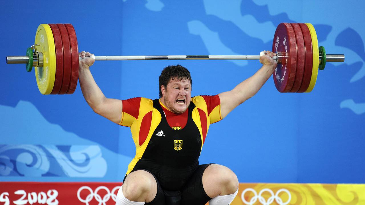 Matthias Steiner stemmt bei den Olympischen Spielen 2008 die Langhantel in die Höhe.