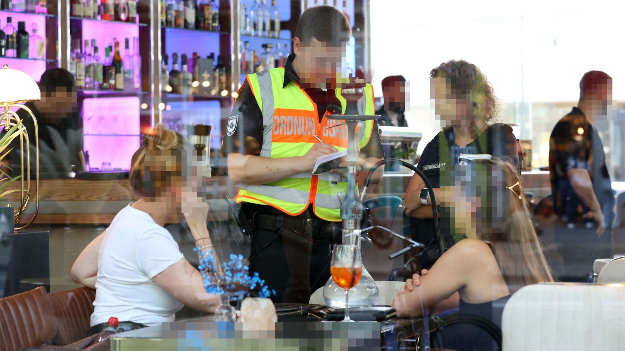 Das Ordnungsamt kontrolliert Shisha-Bars entlang der Kölner Ringe.