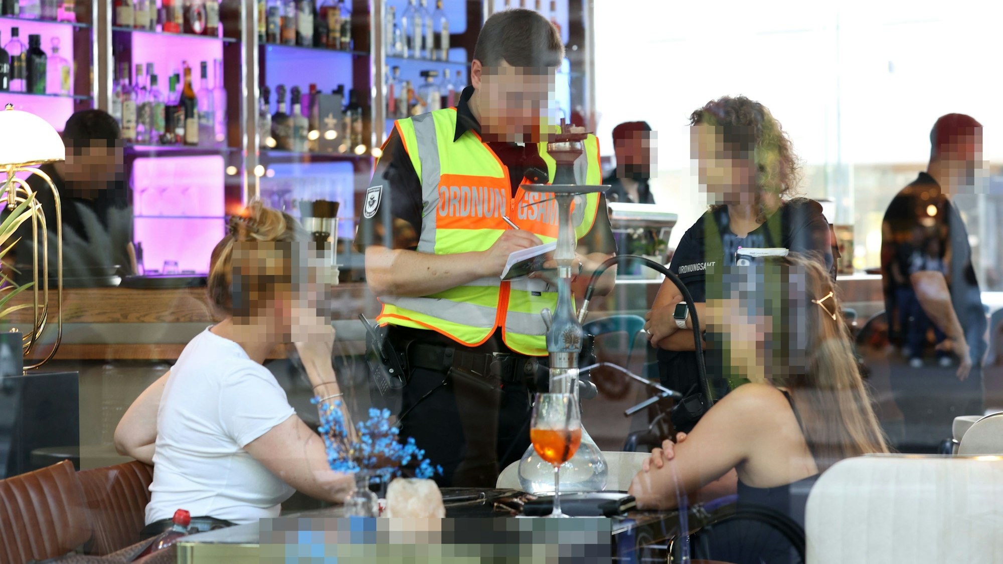 Das Ordnungsamt kontrolliert Shisha-Bars entlang der Kölner Ringe.