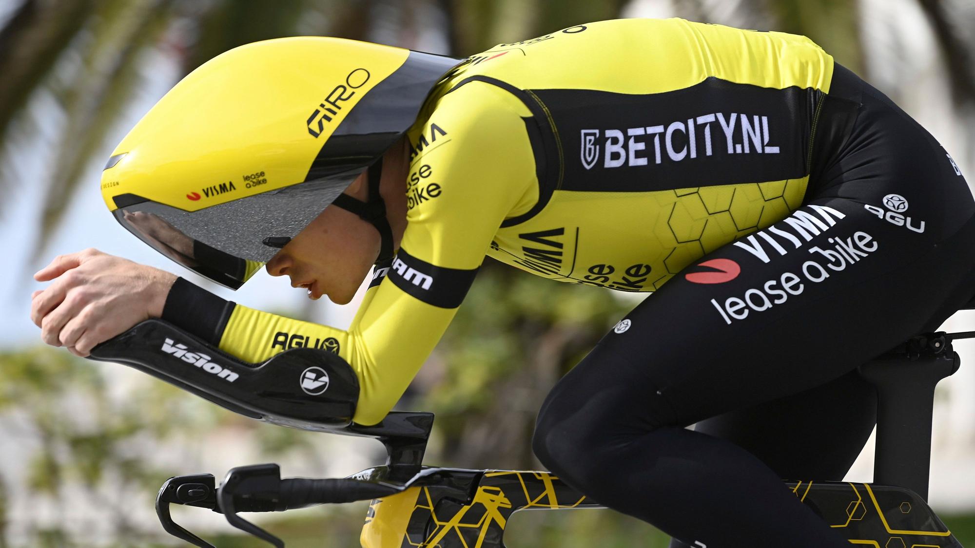 Jonas Vingegaard mit seinem futuristischen Zeitfahr-Helm beim Auftakt von Tirreno-Adriatico.