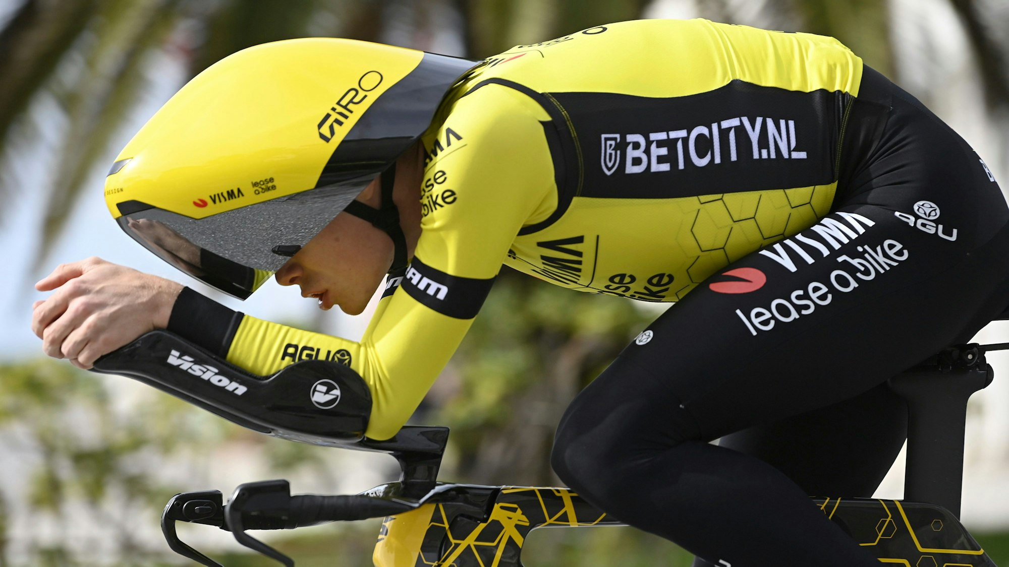 Jonas Vingegaard mit seinem futuristischen Zeitfahr-Helm beim Auftakt von Tirreno-Adriatico.