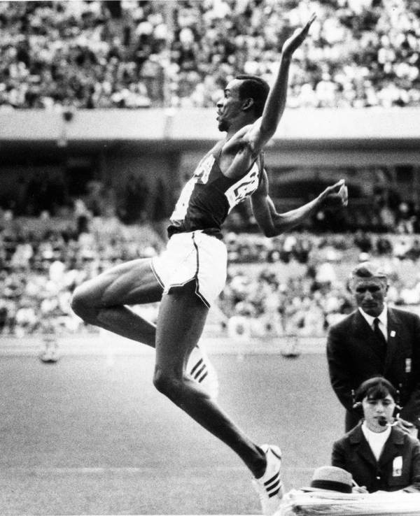 Bob Beamon während eines Sprungs in der Luft.