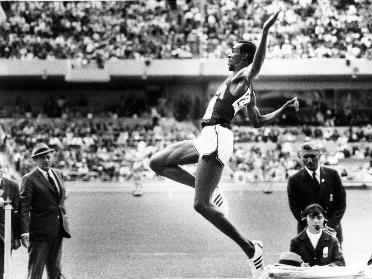 Bob Beamon während eines Sprungs in der Luft.