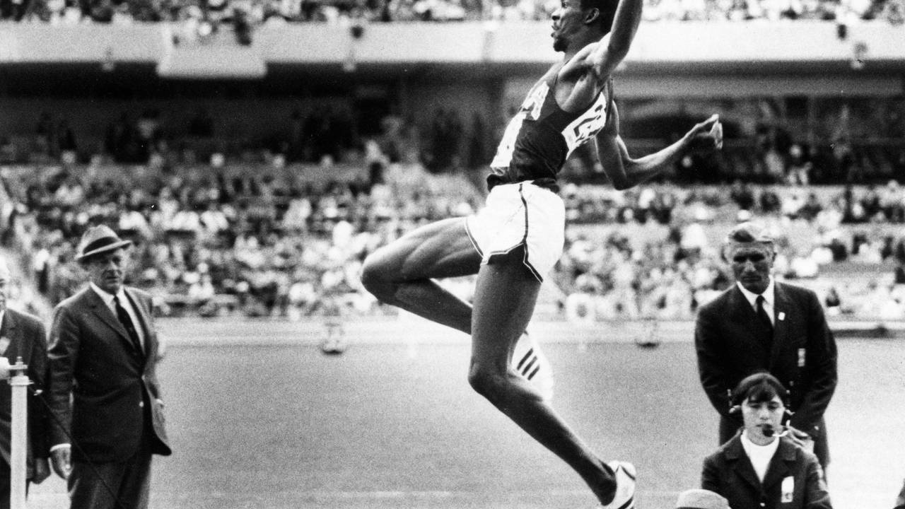Bob Beamon während eines Sprungs in der Luft.