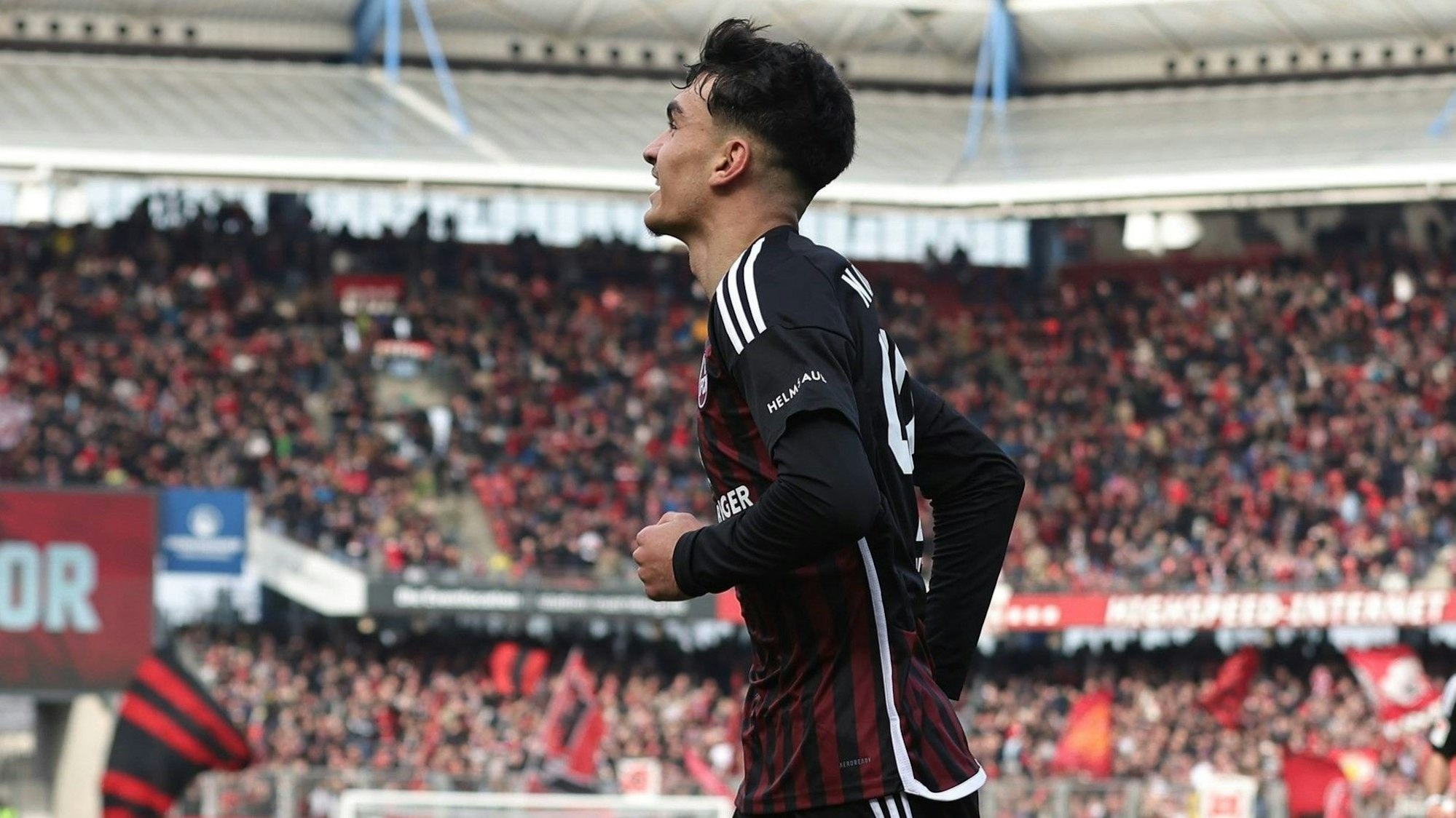Can Uzun bejubelt ein Tor für den 1. FC Nürnberg.