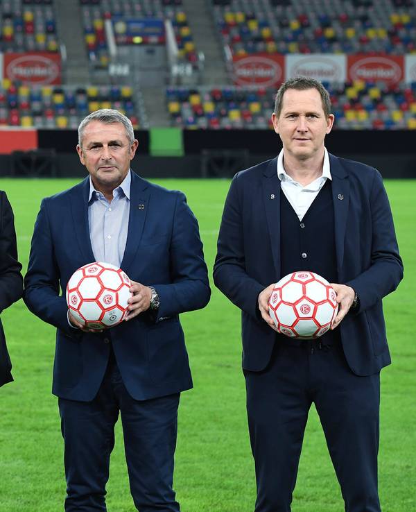 Fortuna Düsseldorfs Marketing-Boss Christian Koke posiert mit seinen Vorstandsmitgliedern Thomas Röttgermann, Klaus Allofs und Uwe Klein für ein Foto.