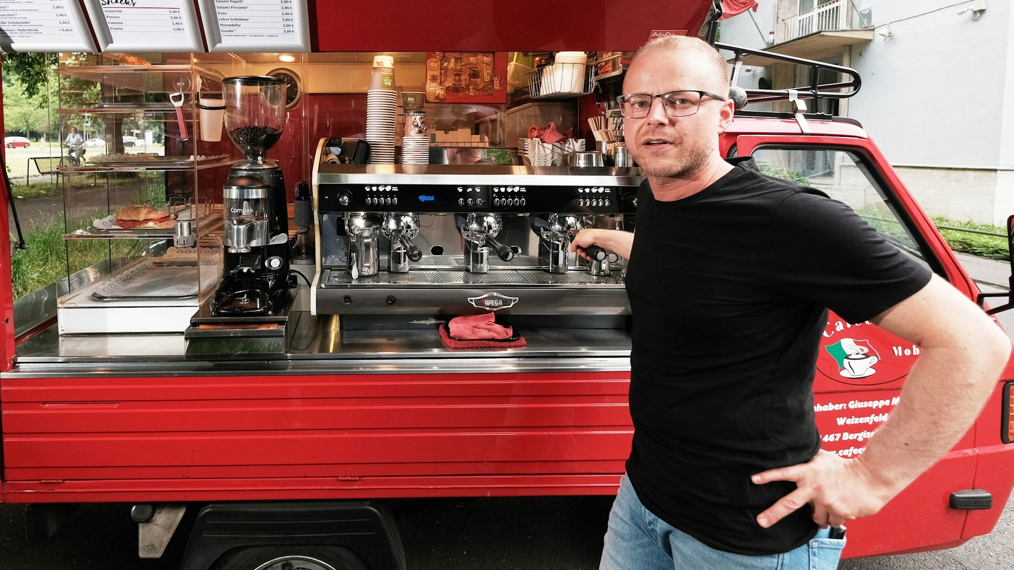 Der Espresso-Wagen am Italienischen Kulturinstitut wird von Roberto Mirabile betrieben.
