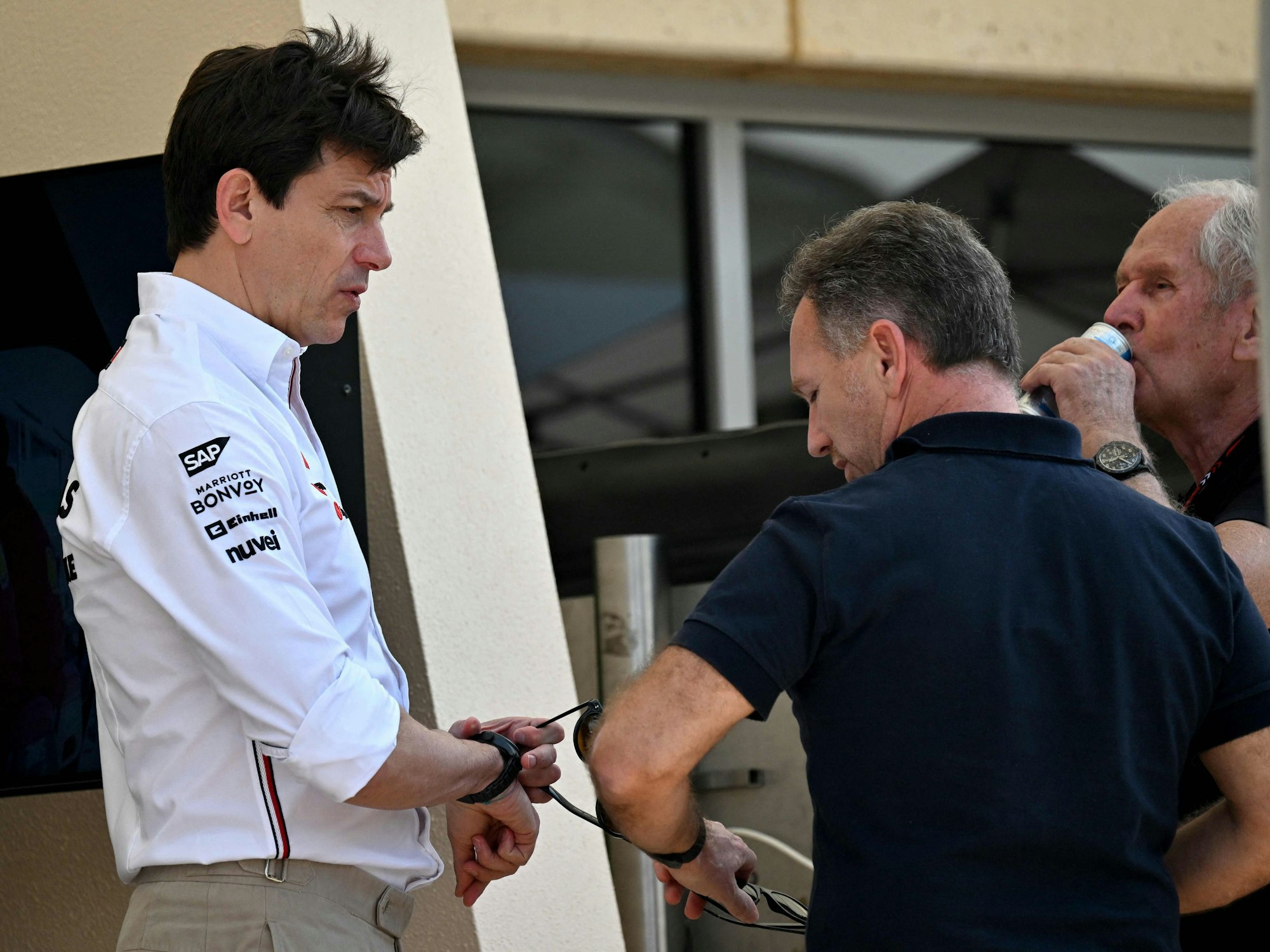 Mercedes-Boss Toto Wolff im Gespräch mit Christian Horner und Helmut Marko (v.li.)