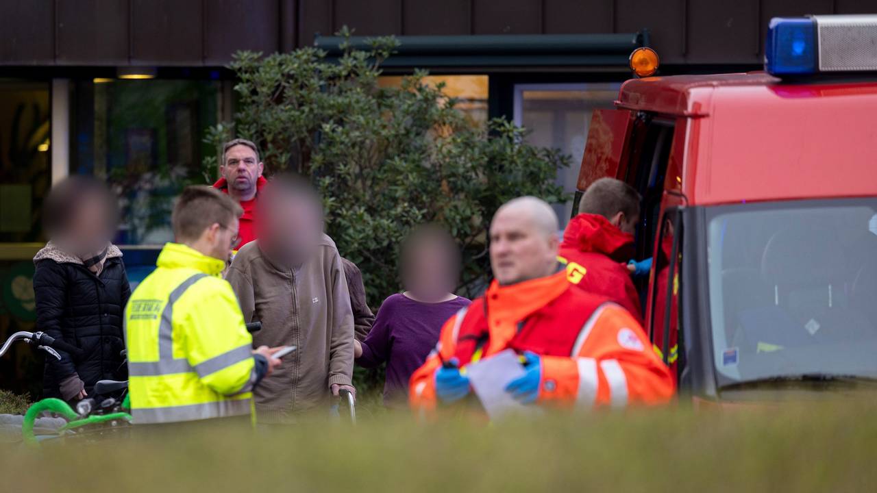 Helfer bringen Menschen aus einem Seniorenheim.