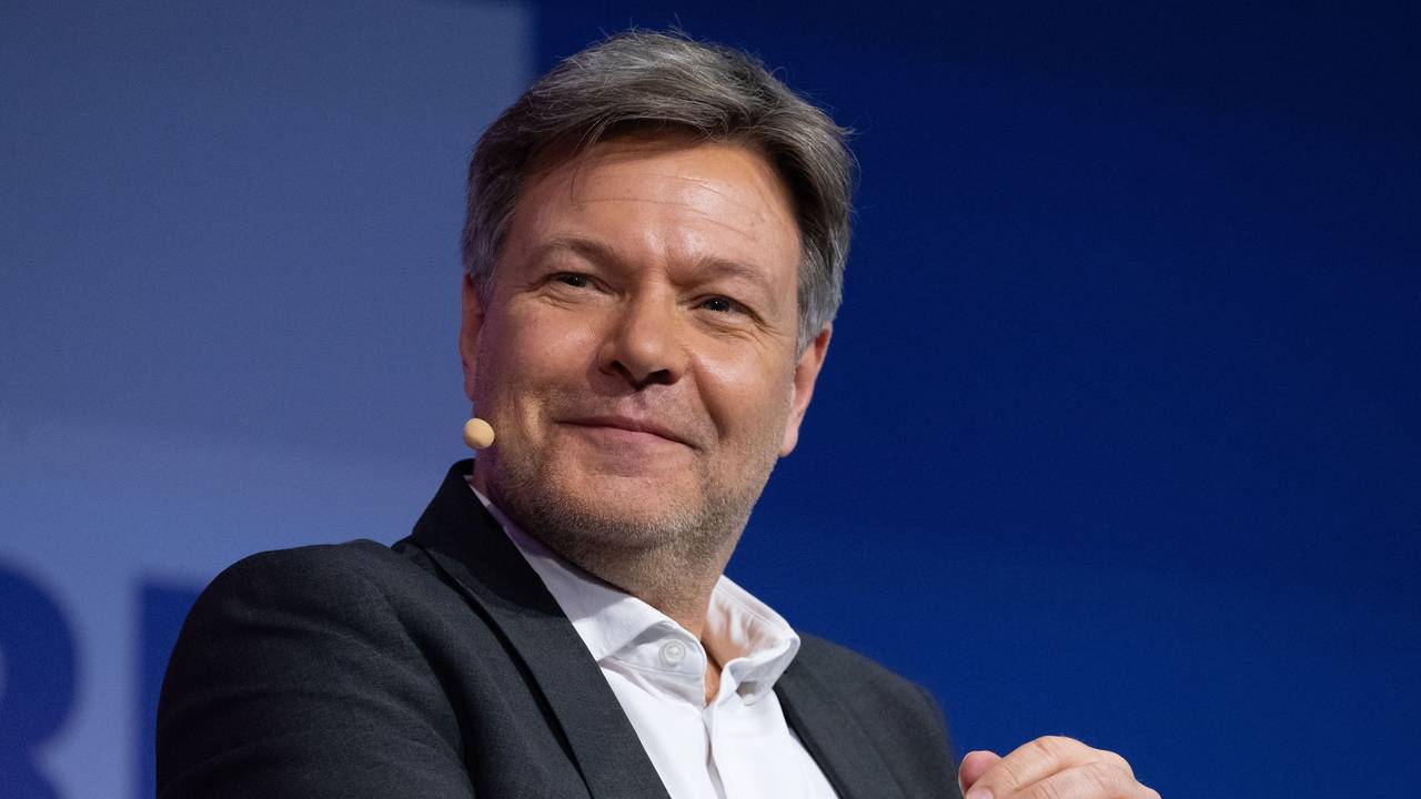 Auf dem Foto sieht man Robert Habeck (Bündnis 90/Die Grünen), Bundesminister für Wirtschaft und Klimaschutz, der an der Eröffnung der Internationalen Handwerksmesse (IHM) teilnimmt.