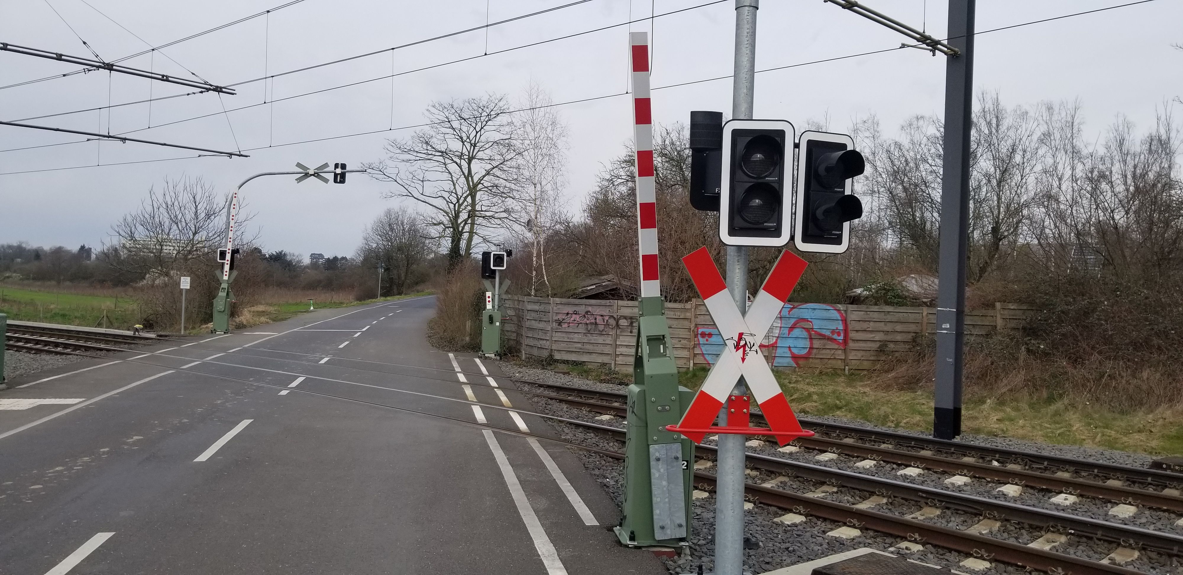 Die Schrankenanlage der KVB im Kölner Stadtteil Weidenpesch.
