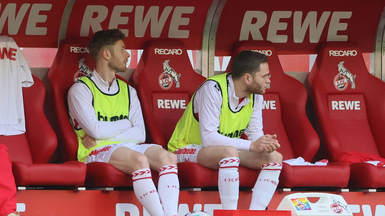 Florian Kainz beim 1. FC Köln auf der Bank mit Kollege Benno Schmitz.