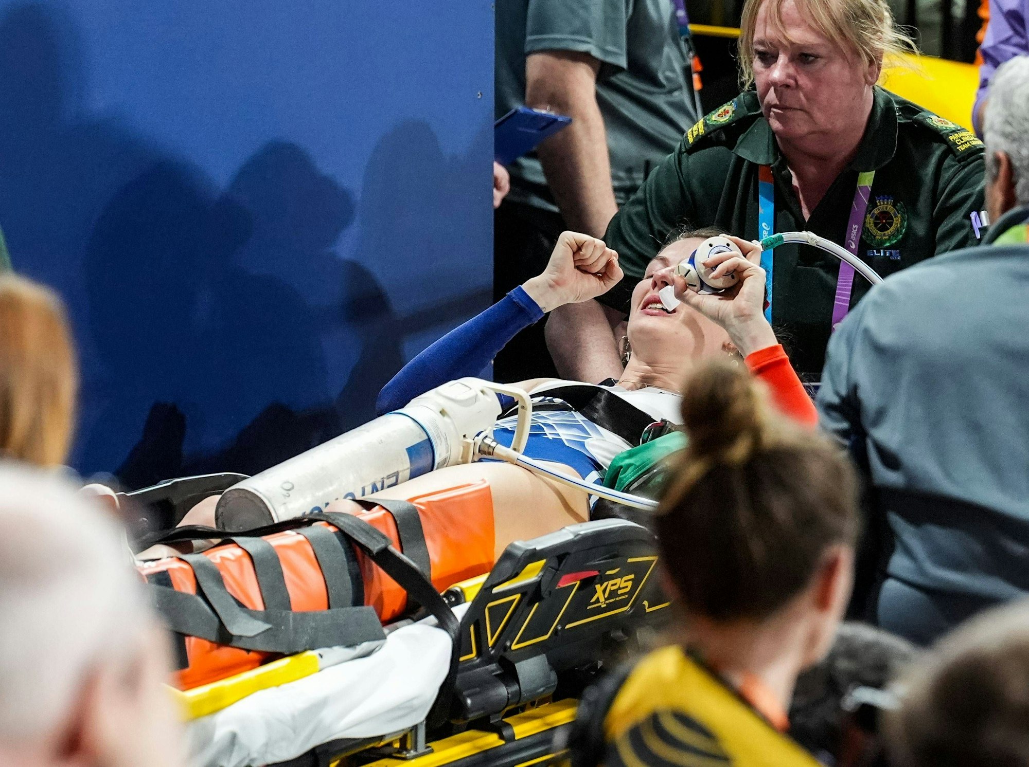 Margot Chevrier nach ihrer Verletzung beim Abtransport auf einer Trage.