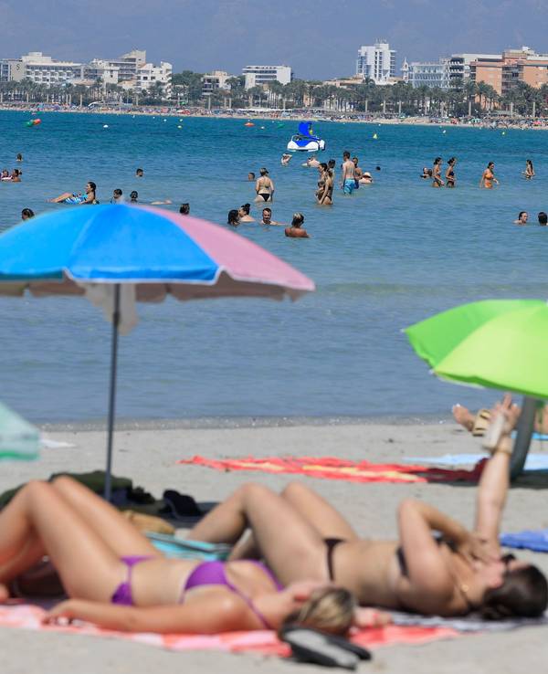 Menschen verbringen im Sommer 2023 einen Sommertag am Strand Arenal: Gute Aussichten gibt es auch fürs Tourismusjahr 2024.