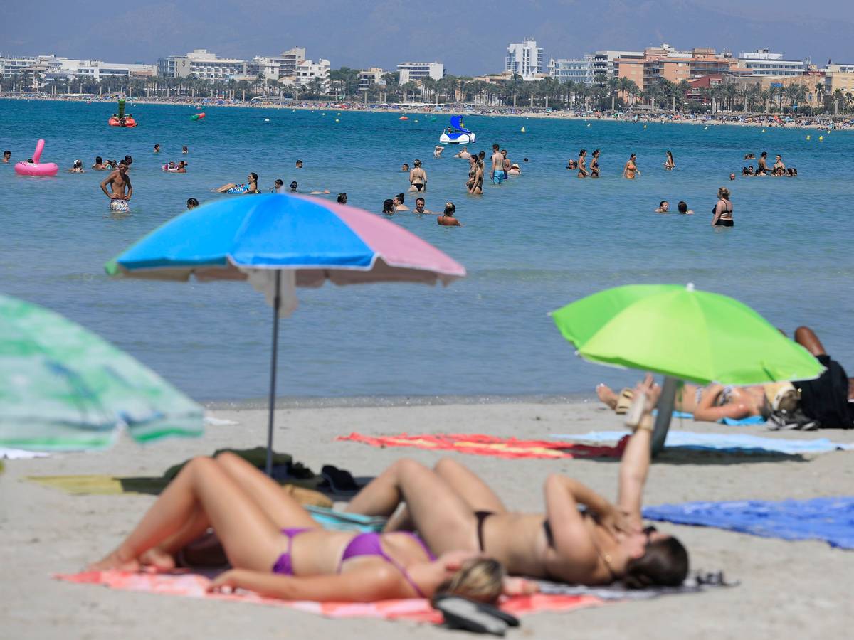 Menschen verbringen im Sommer 2023 einen Sommertag am Strand Arenal: Gute Aussichten gibt es auch fürs Tourismusjahr 2024.