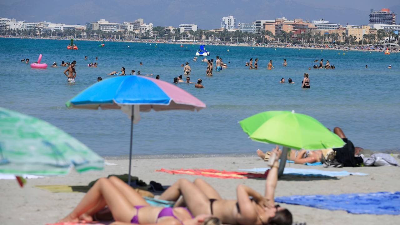 Menschen verbringen im Sommer 2023 einen Sommertag am Strand Arenal: Gute Aussichten gibt es auch fürs Tourismusjahr 2024.