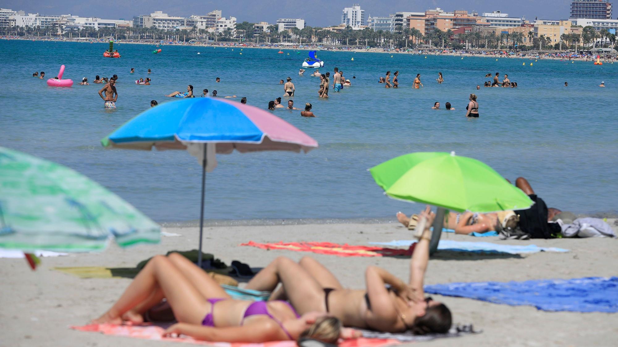 Menschen verbringen im Sommer 2023 einen Sommertag am Strand Arenal: Gute Aussichten gibt es auch fürs Tourismusjahr 2024.