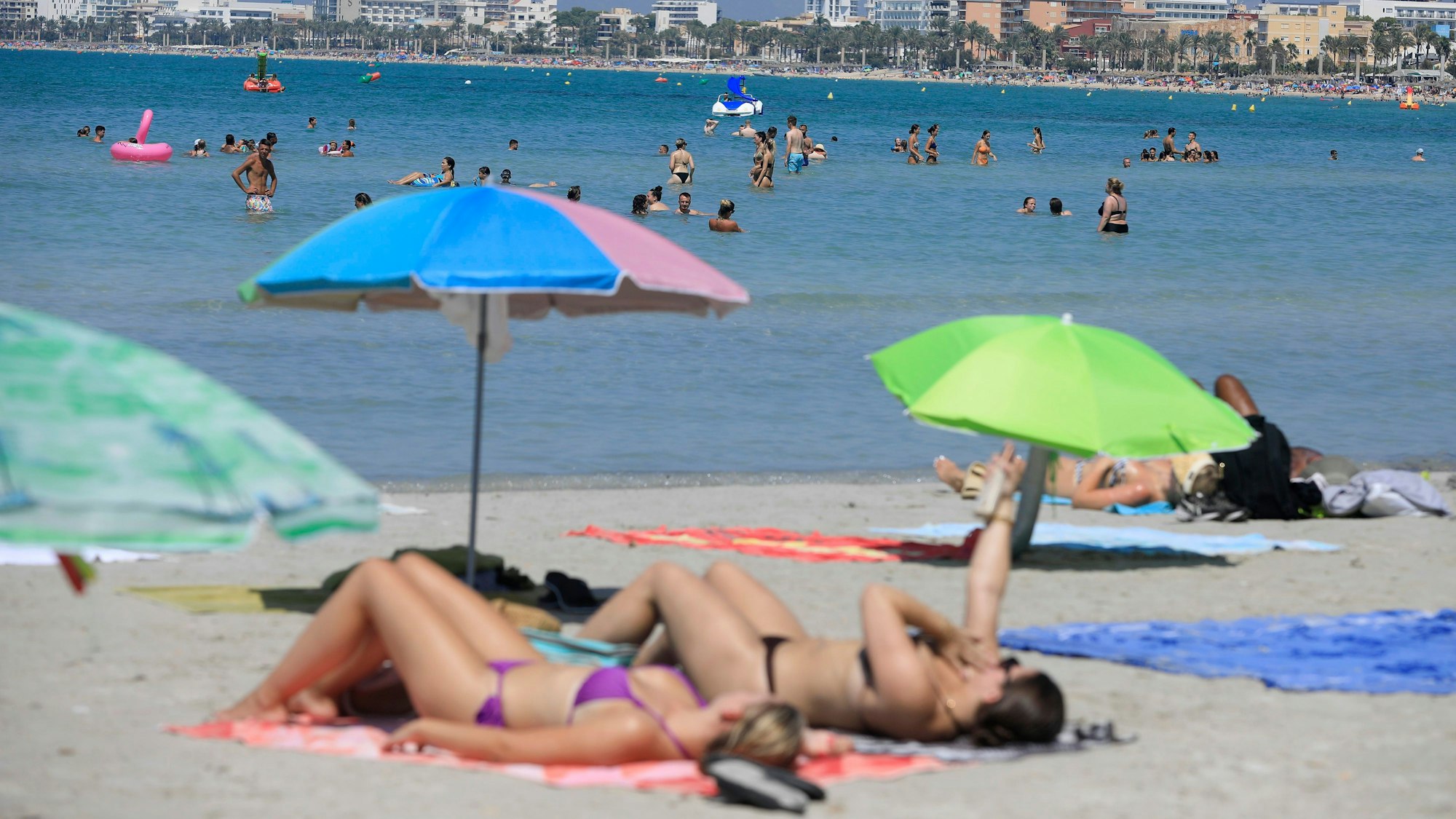 Spanien, Palma: Menschen verbringen einen Sommertag am Strand Arenal.
