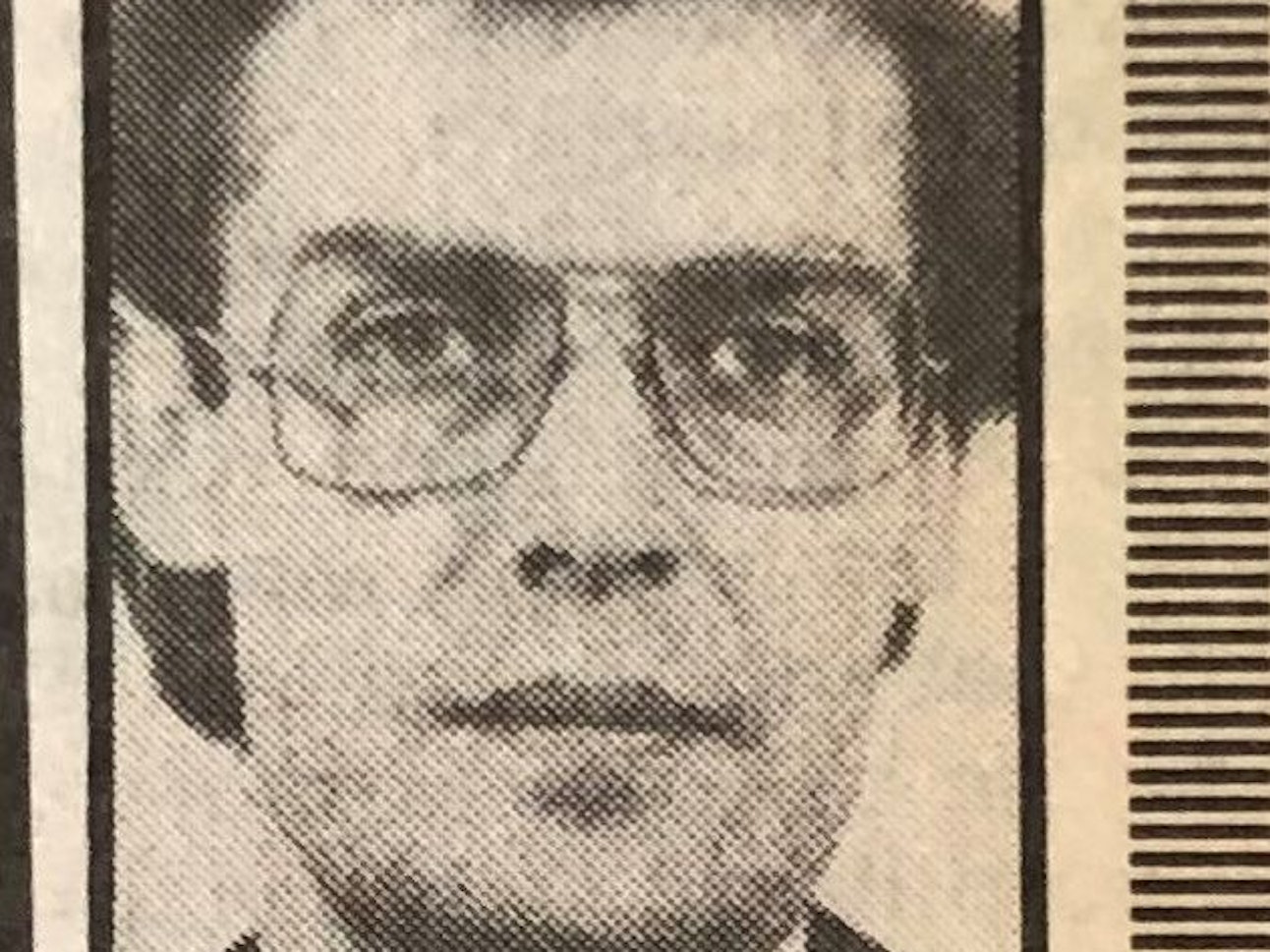 Das uralte Porträt zeigt einen Mann mit Brille.