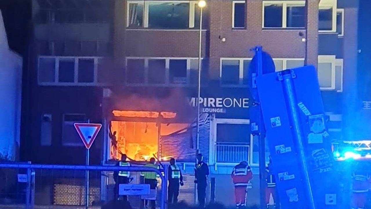 Flammen sind in einer Shisha-Bar in Bergisch Gladbach zu sehen.