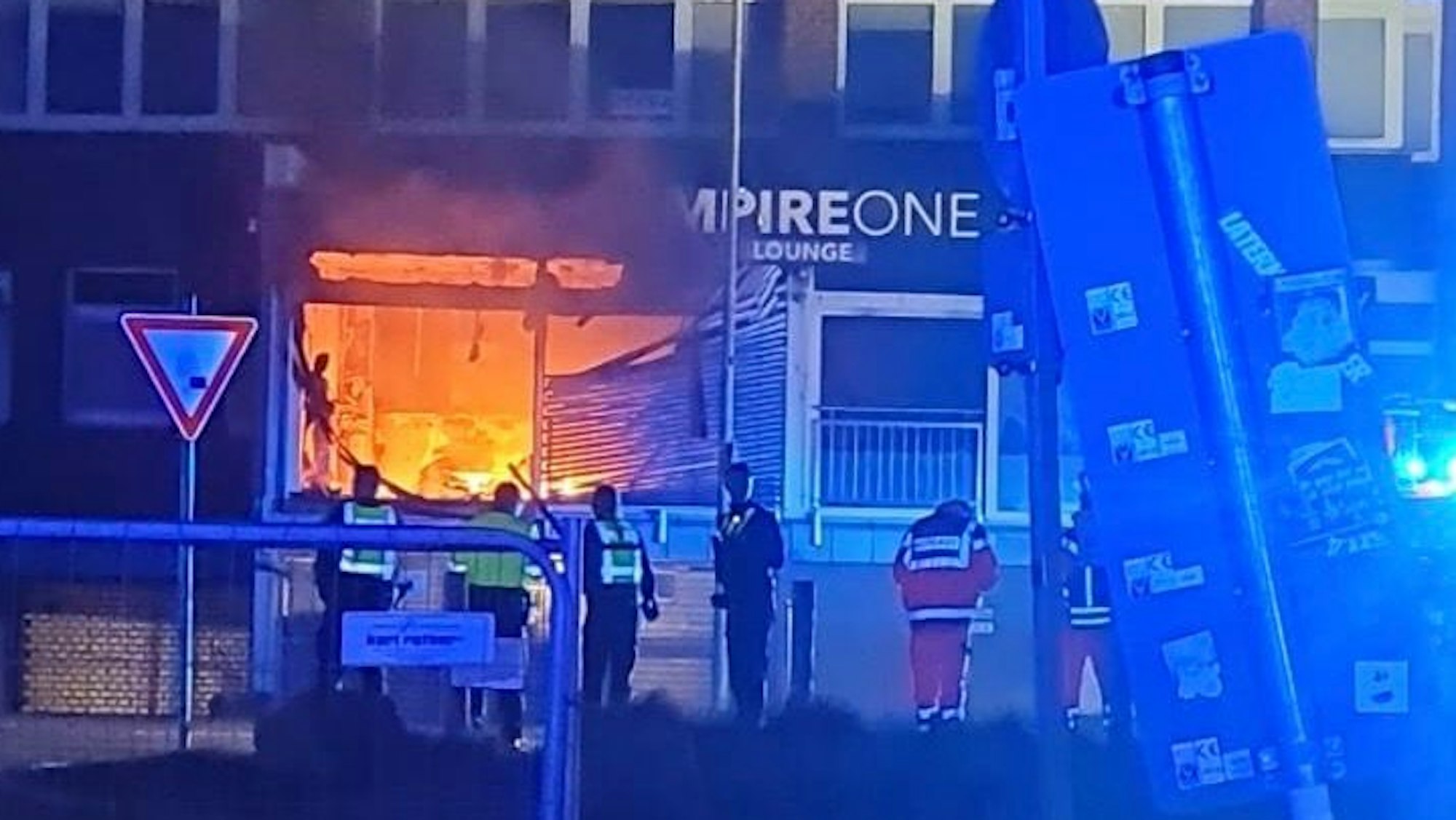 Flammen sind in einer Shisha-Bar in Bergisch Gladbach zu sehen.