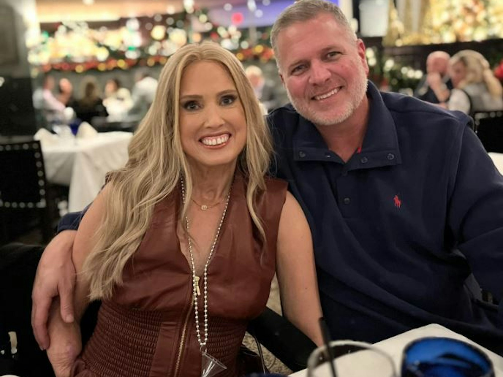 Das Foto zeigt Sherri und David Moody: Die US-Amerikanerin verlor nach einer Infektion Arme und Beine. Das Bild wurde auf Facebook auf einer Seite gepostet, auf welcher Spenden gesammelt werden. Viele Menschen helfen ihr.