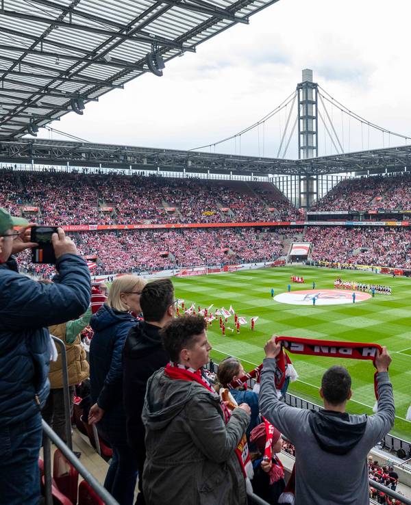 Frauen-Bundesliga, 1. FC Köln gegen Eintracht Frankfurt: Die Fans feiern beim Einlaufen der Mannschaften.