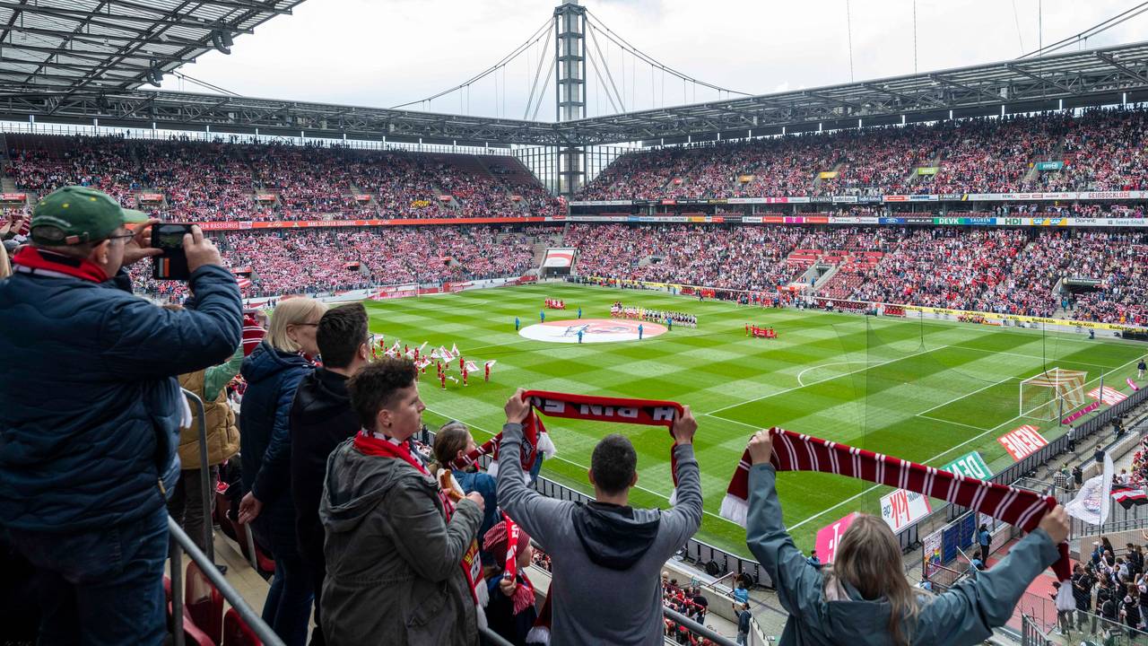 Frauen-Bundesliga, 1. FC Köln gegen Eintracht Frankfurt: Die Fans feiern beim Einlaufen der Mannschaften.