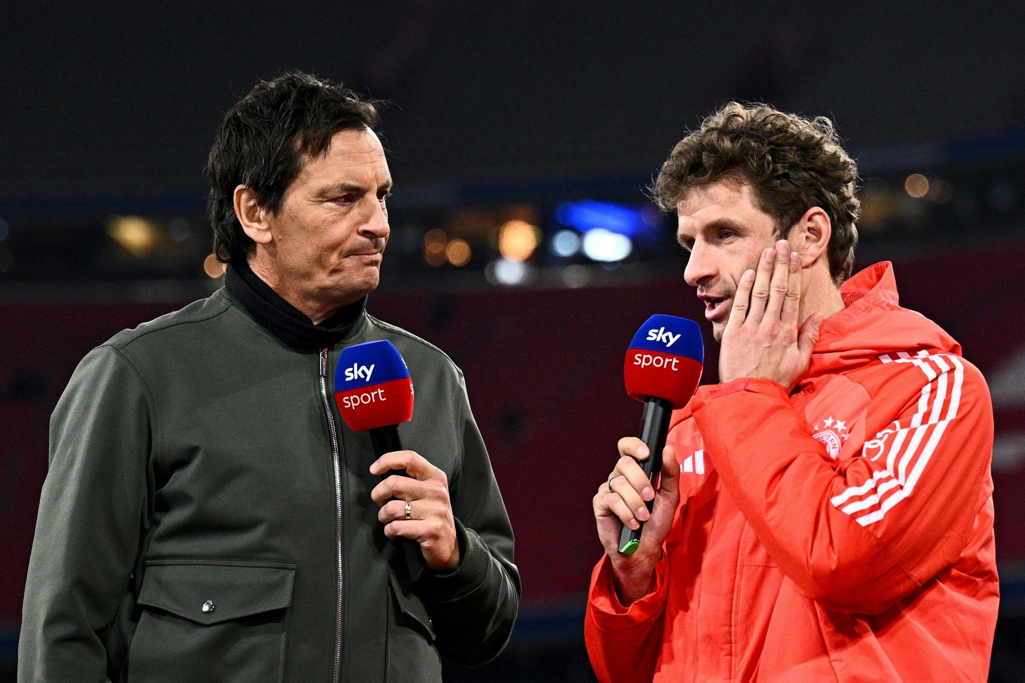 Moderator Sebastian Hellmann interviewt Thomas Müller.