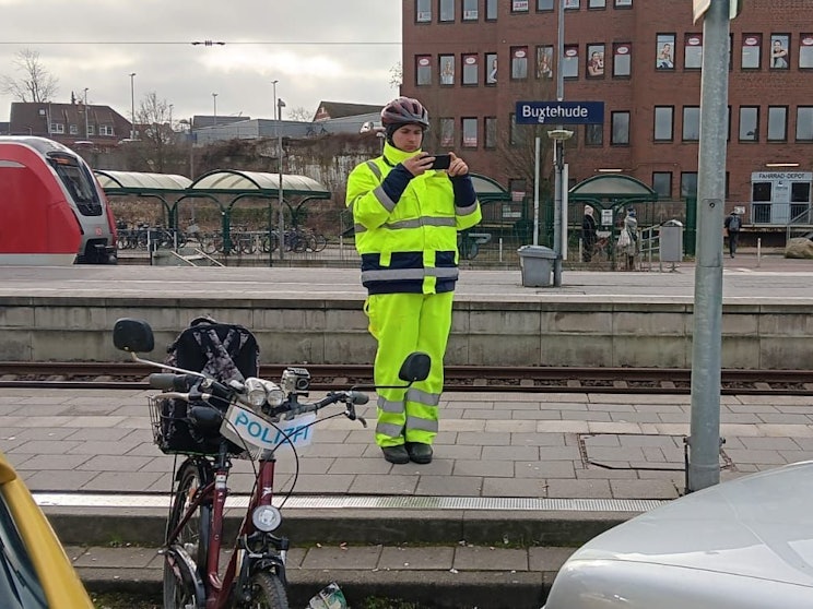 Niclas Mathei steht bei einer seiner „Kontrollen“ au dem Bahngleis in Buxtehude und fotgrafiert ein Auto