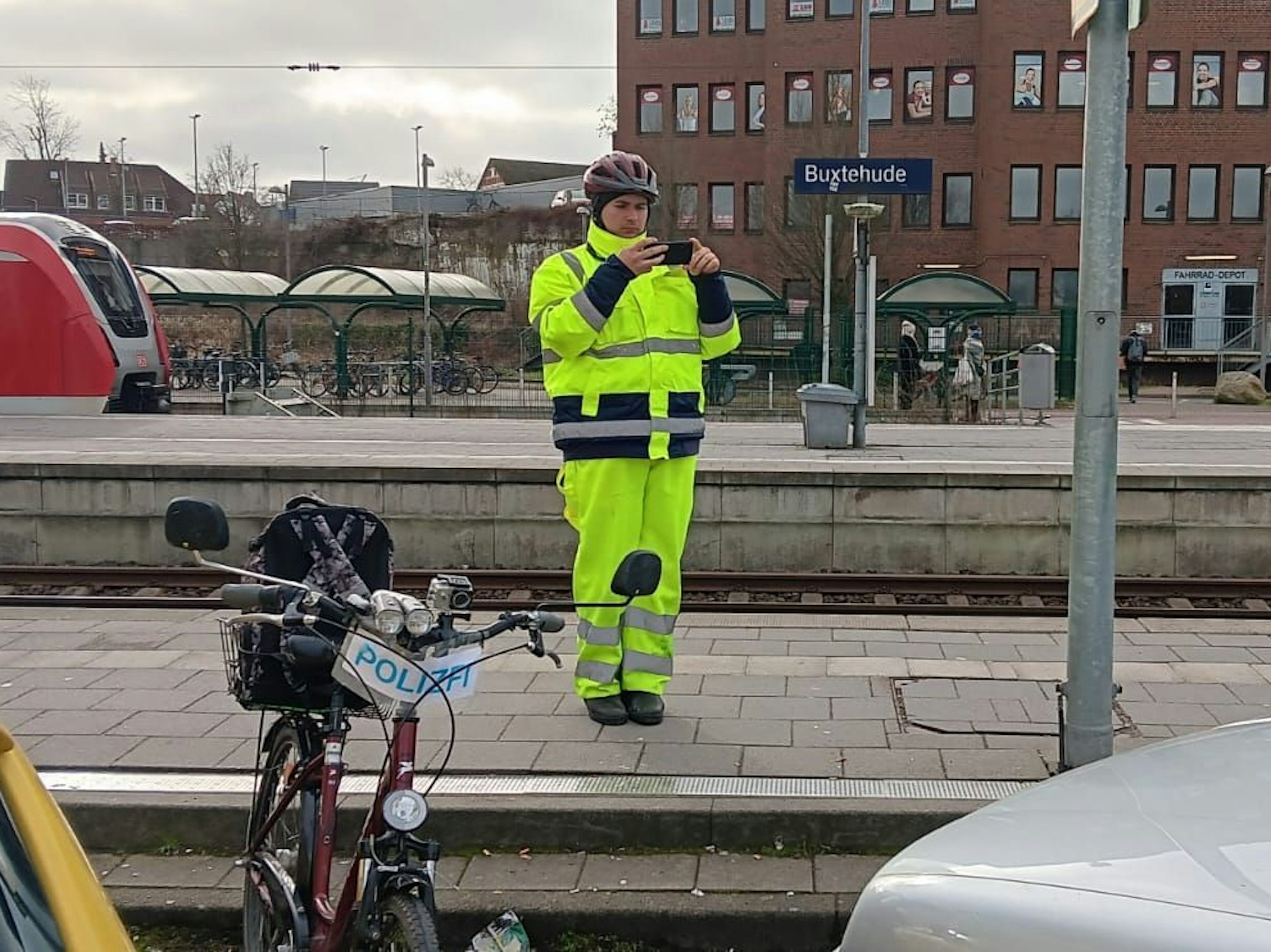 Niclas Mathei steht bei einer seiner „Kontrollen“ au dem Bahngleis in Buxtehude und fotgrafiert ein Auto