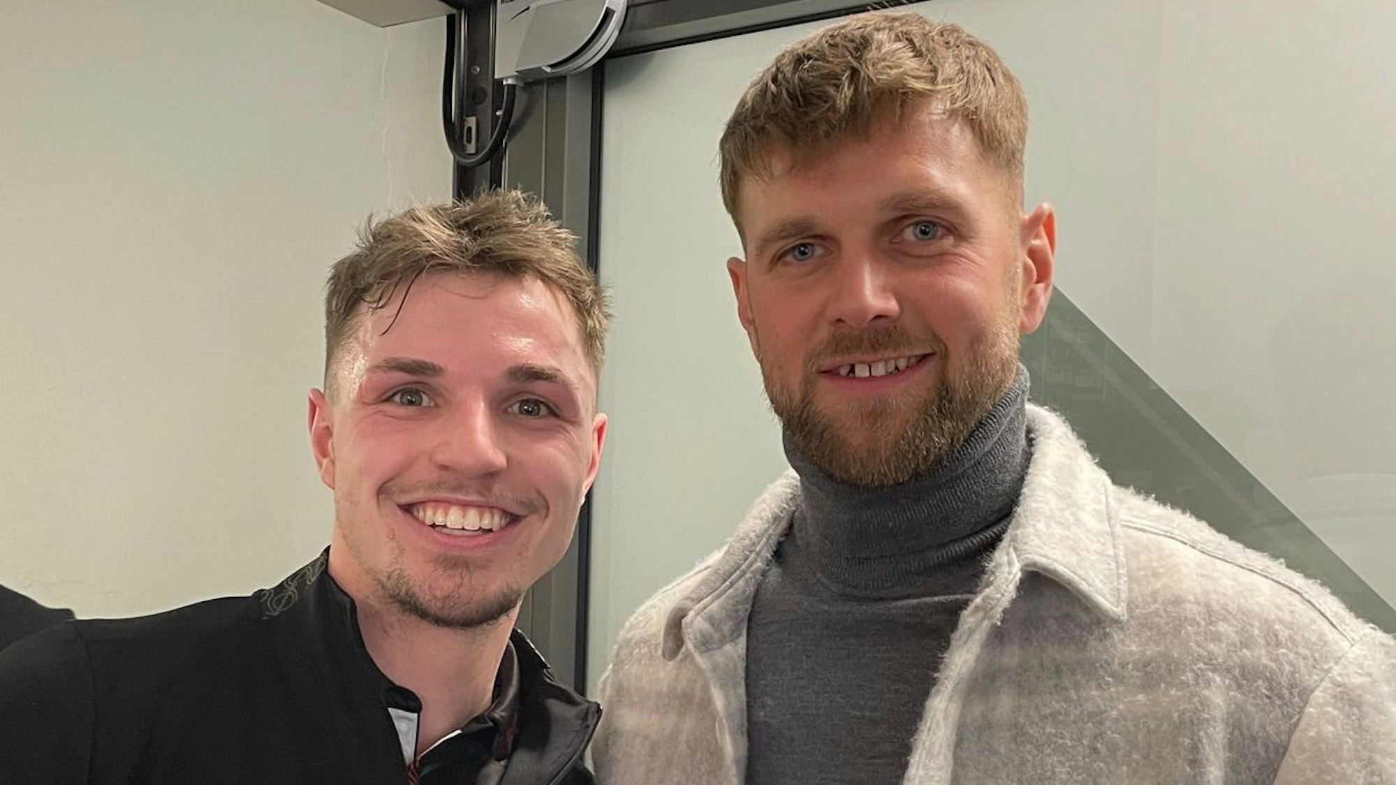 Yannick Zierden steht mit Niclas Füllkrug für en Selfie bereit.