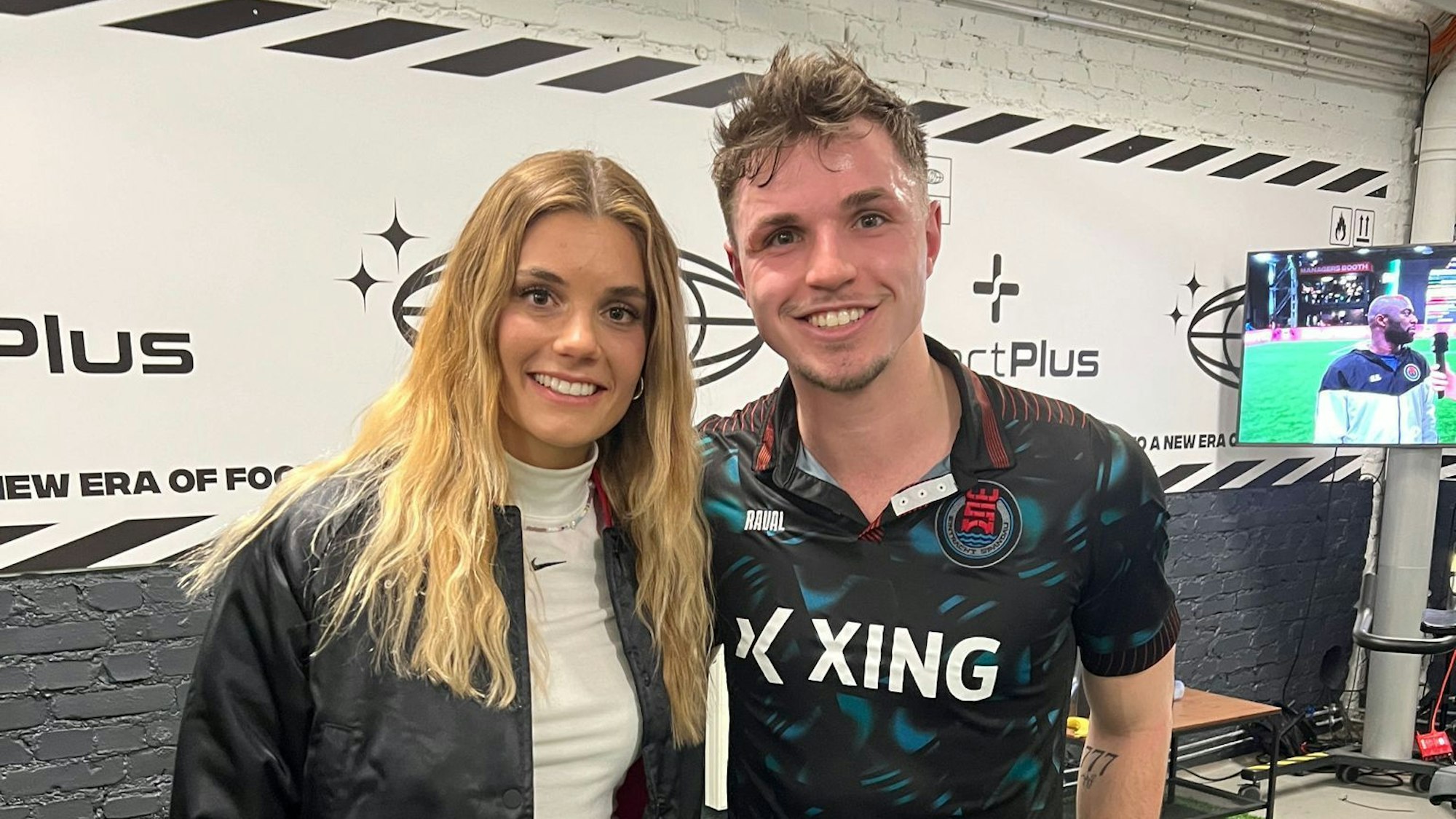 Selina Cerci auf einem Selfie mit Baller-League-Spieler Yannick Zierden.