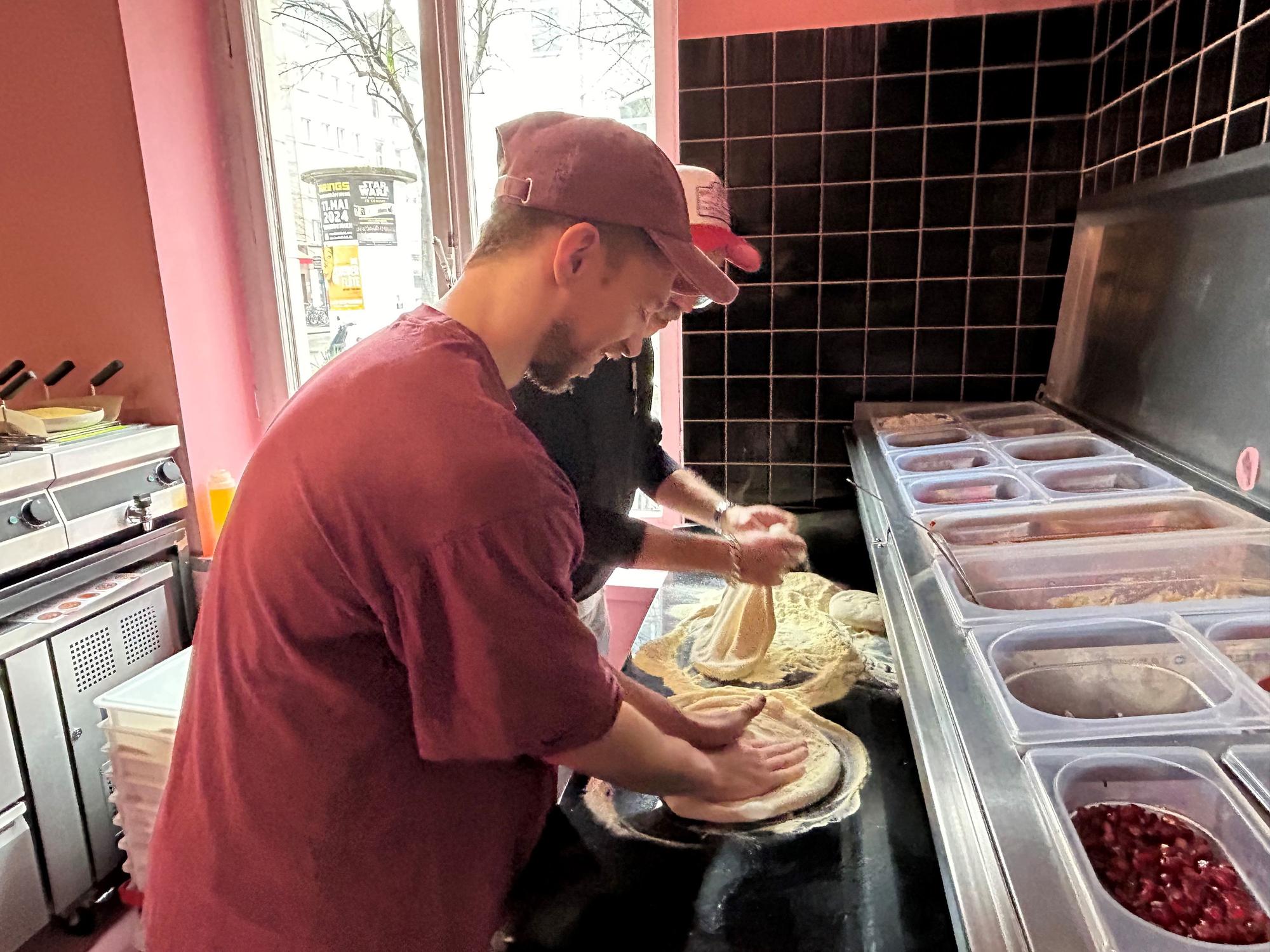 Mitchell Weiser backt Pizza.