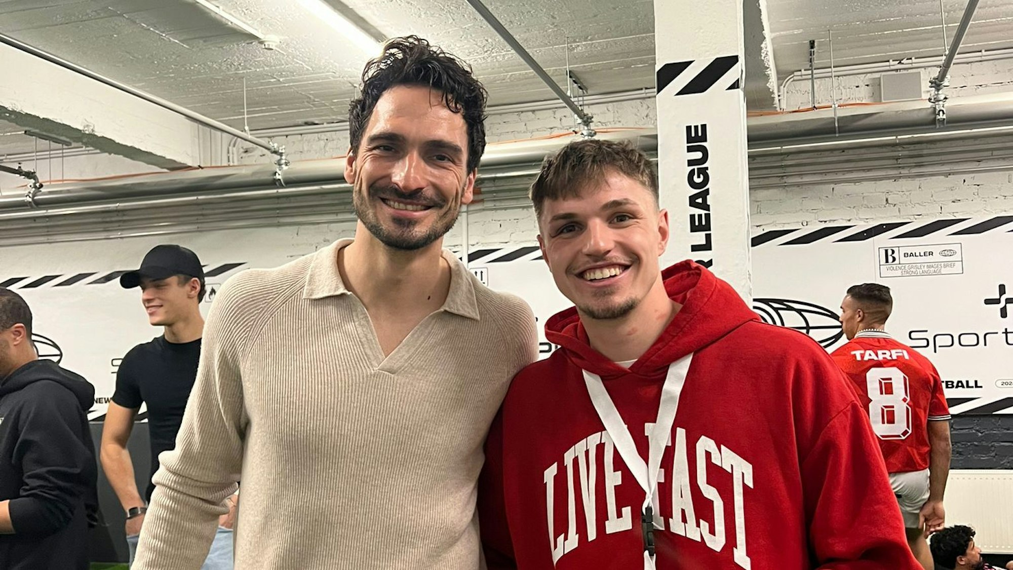 Mats Hummels auf einem Selfie gemeinsam mit dem Baller-League-Spieler Yannick Zierden.
