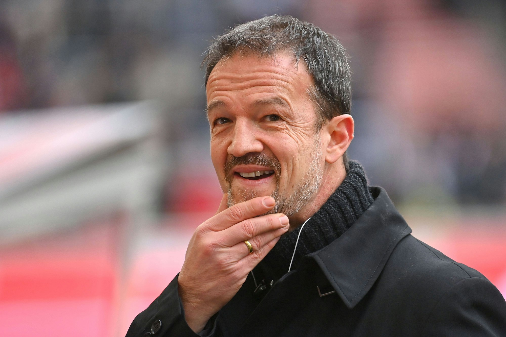 Fredi Bobic als Experte des Streamingdienstes DAZN am Rande des Bundesligaspiels VfB Stuttgart gegen Mainz 05.