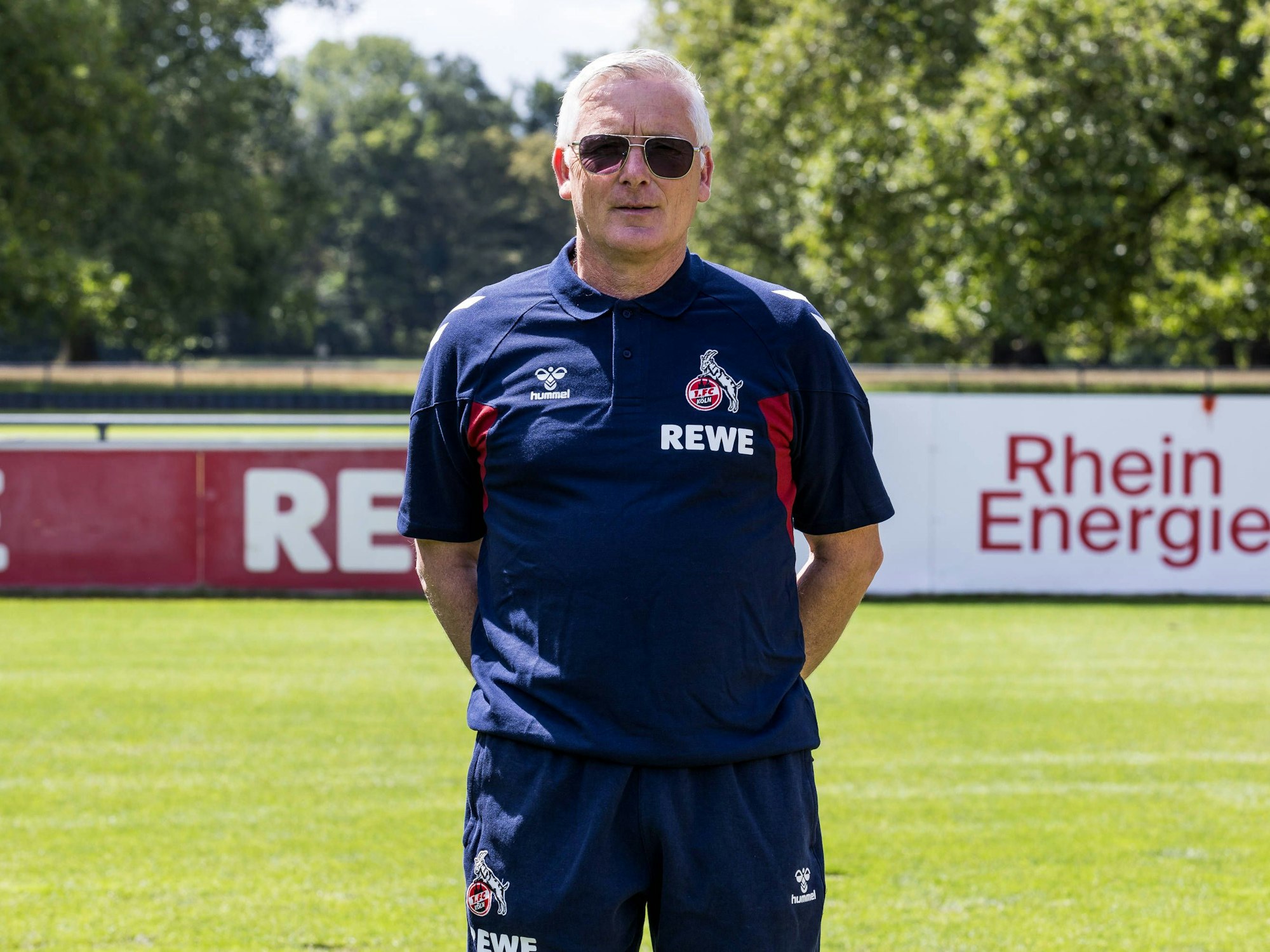 Der FC-Zeugwart Frank Almstedt steht am 1. August 2023 am Geißbockheim auf dem Trainingsplatz beim 1. FC Köln.